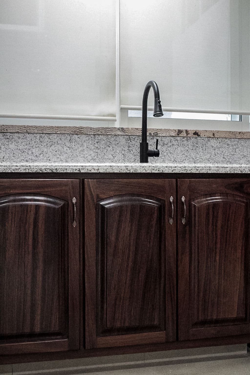 Pretil de cocina de madera con lavabo