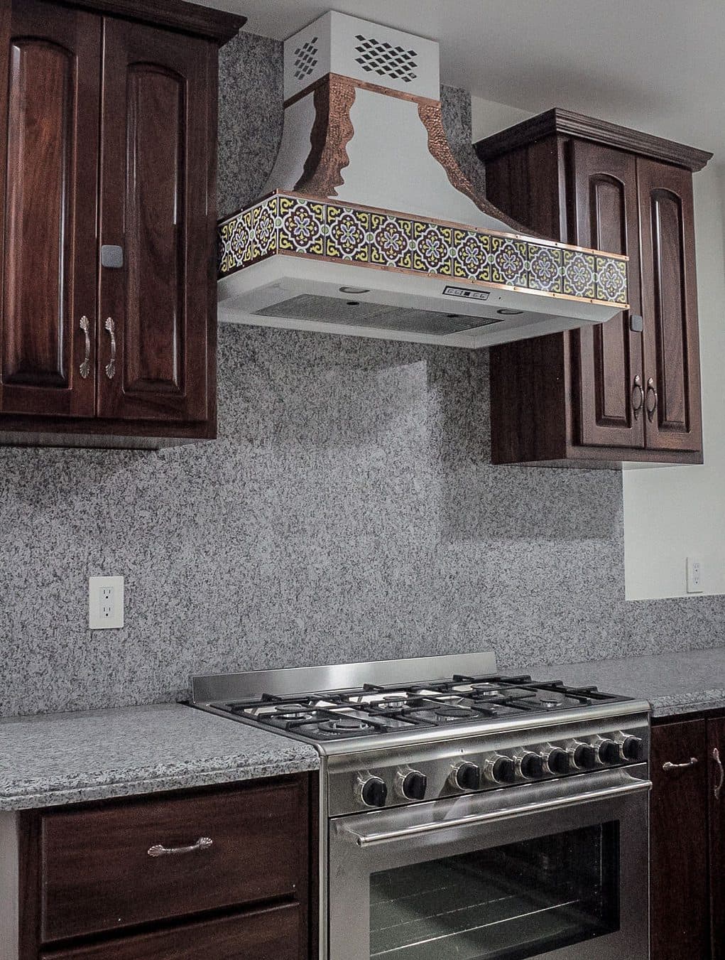 cocina integral con gabinetes de parota sólida