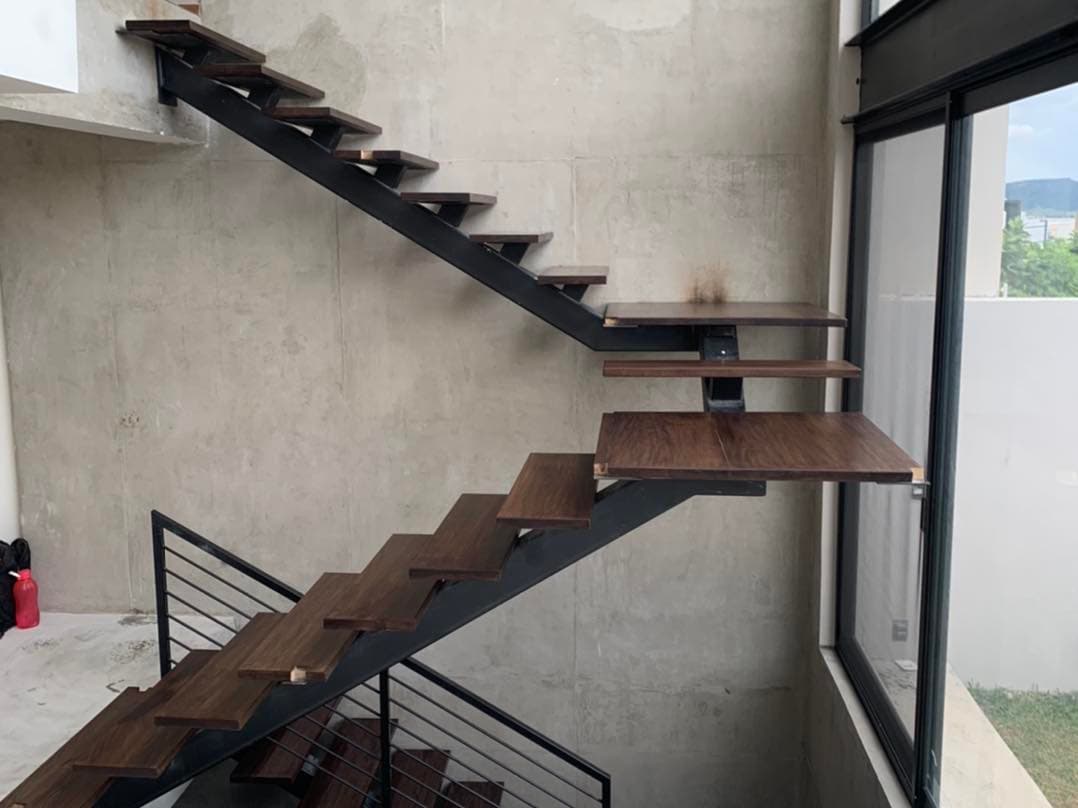 Escalera de metal con madera en Zapopan