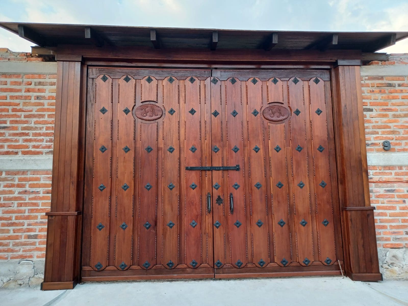Portón rústico de madera con talla artesanal en Guadalajara