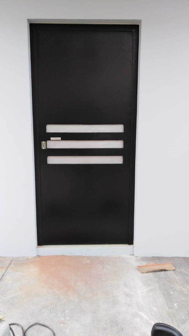 Puerta de herrería estilo moderno