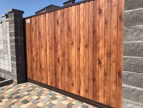 Portón de madera sólida en Guadalajara