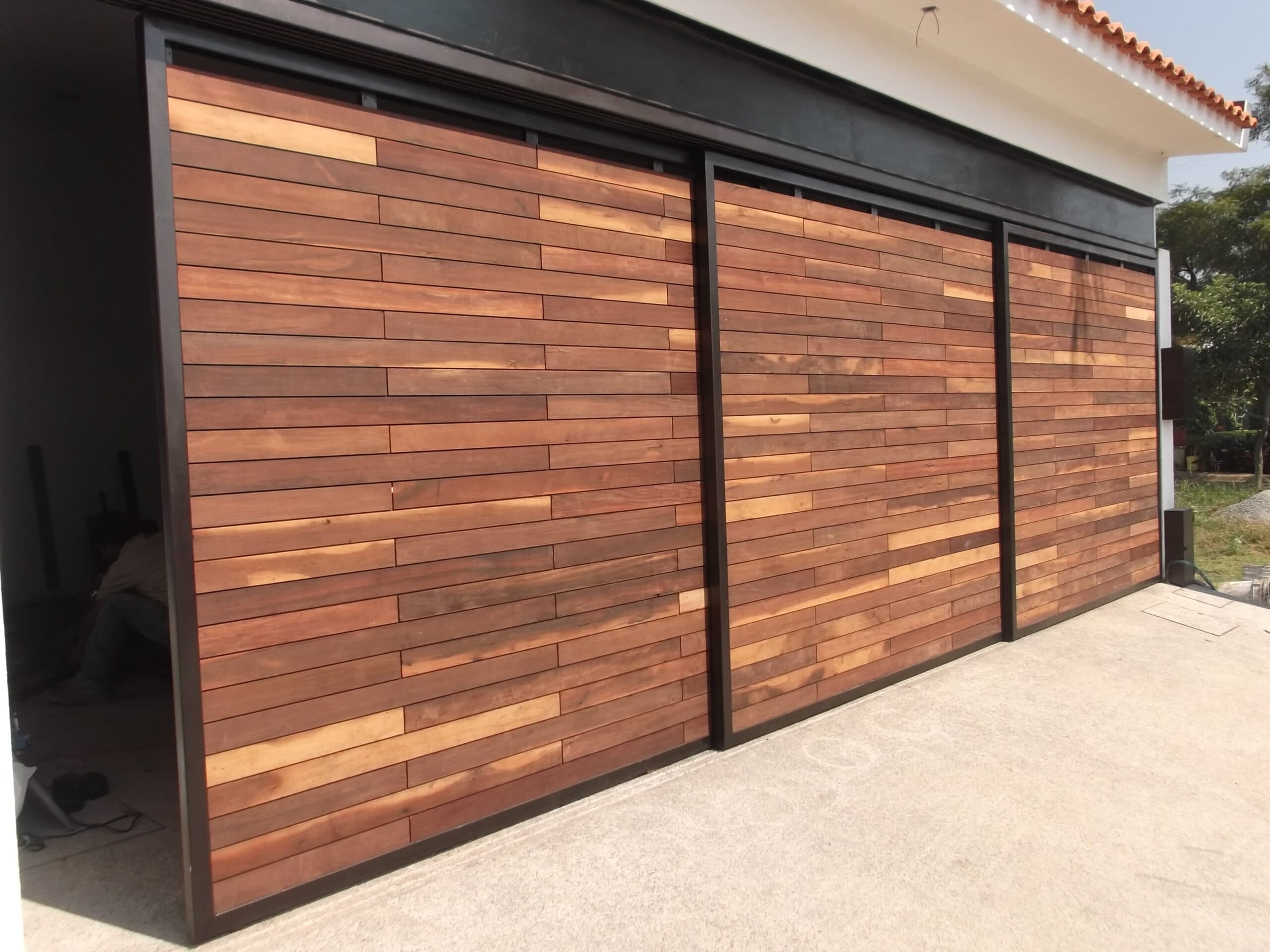 Portón de madera de parota