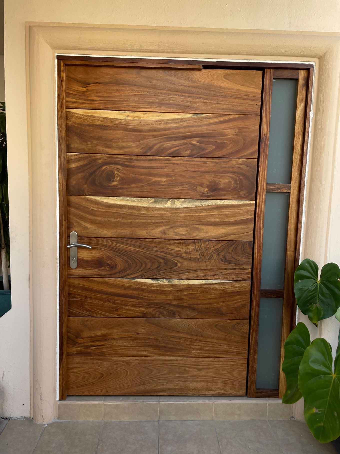 Puerta-Parota-Sólida-en-Bugambilias,-Zapopan-1