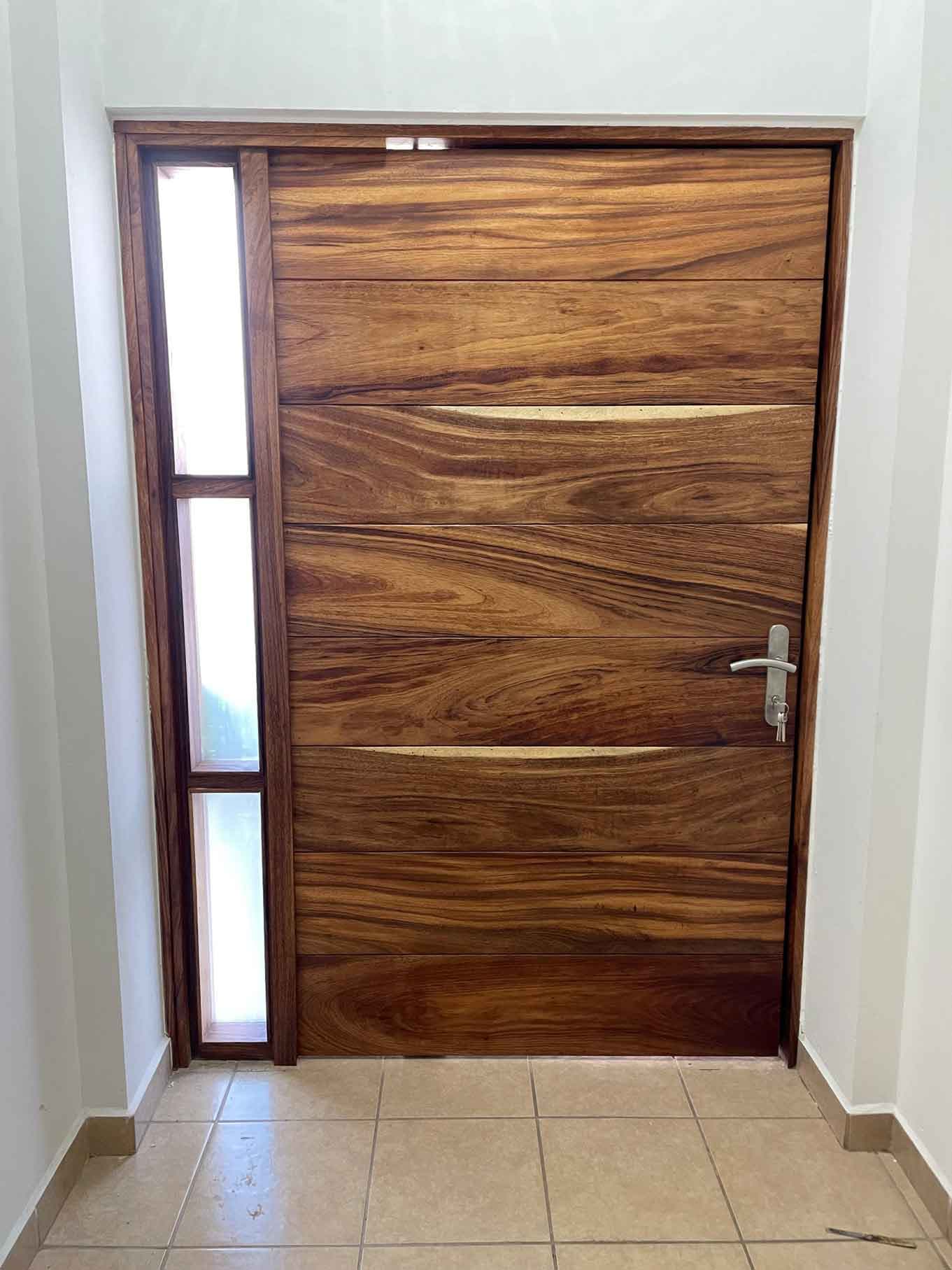 Puerta-Parota-Sólida-en-Bugambilias,-Zapopan-2