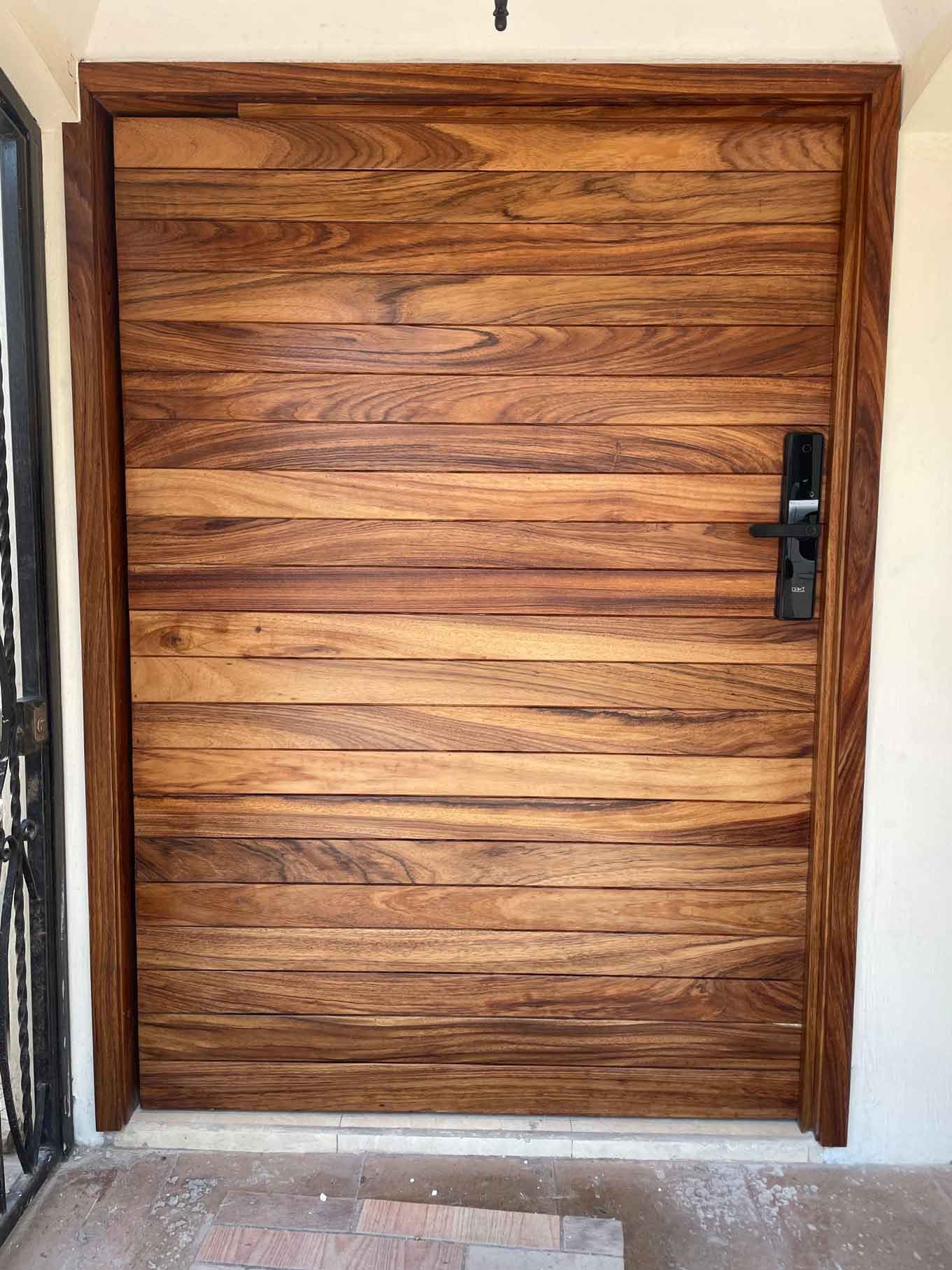 Puerta-Parota-Sólida-en-Chapalita,-Guadalajara1