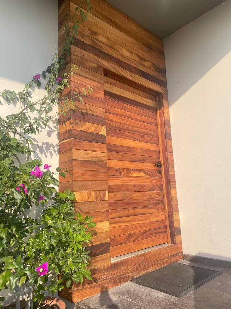 Puerta de parota con fachada 2