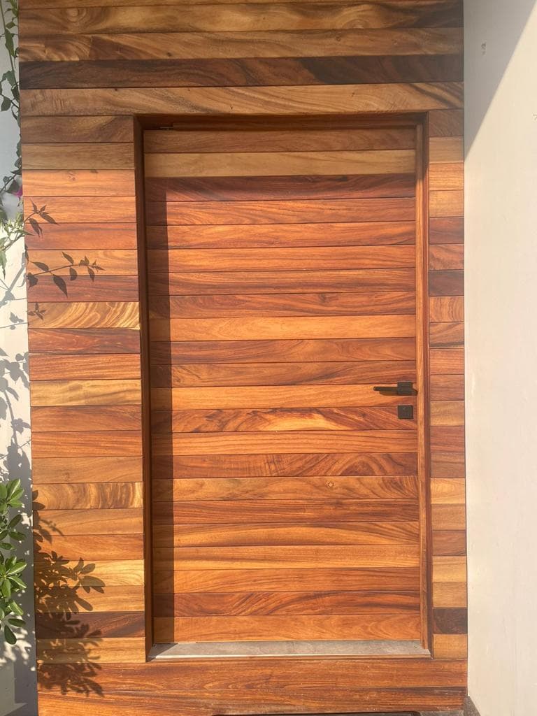 Puerta de parota con fachada
