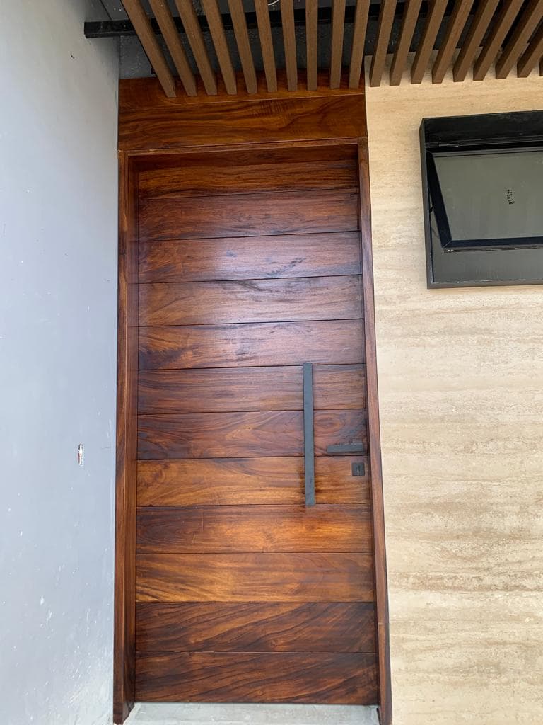 Puerta de parota solida en Guadalajara - Frente