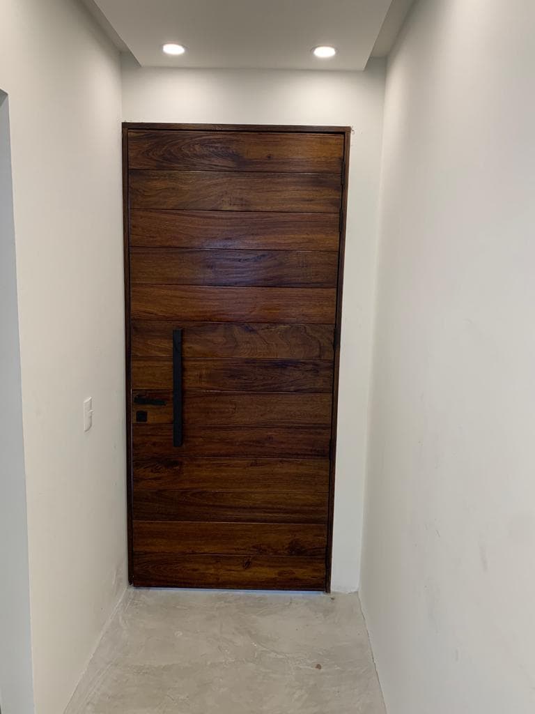 Puerta de parota solida en Guadalajara - Trascara