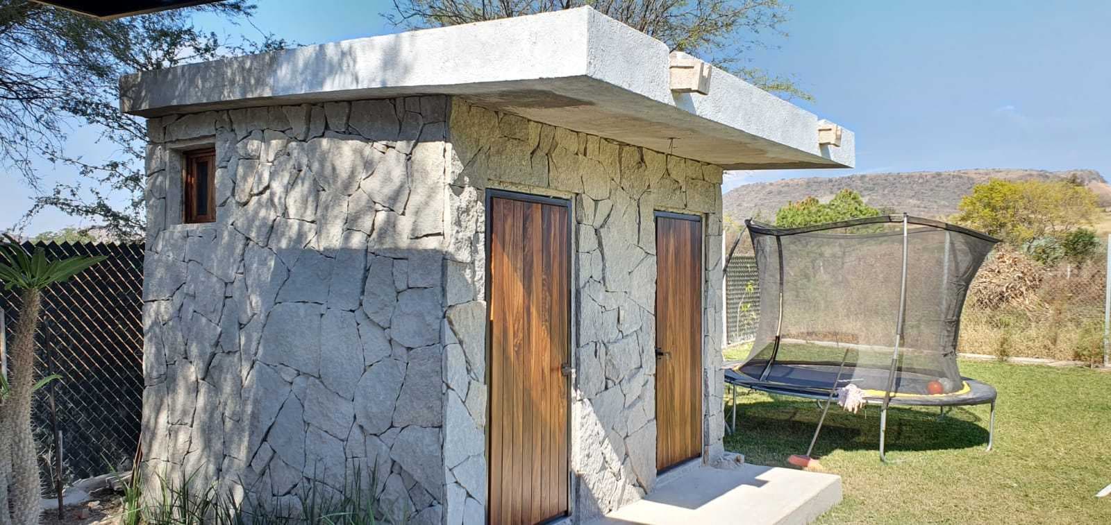 Puertas de madera con herrería