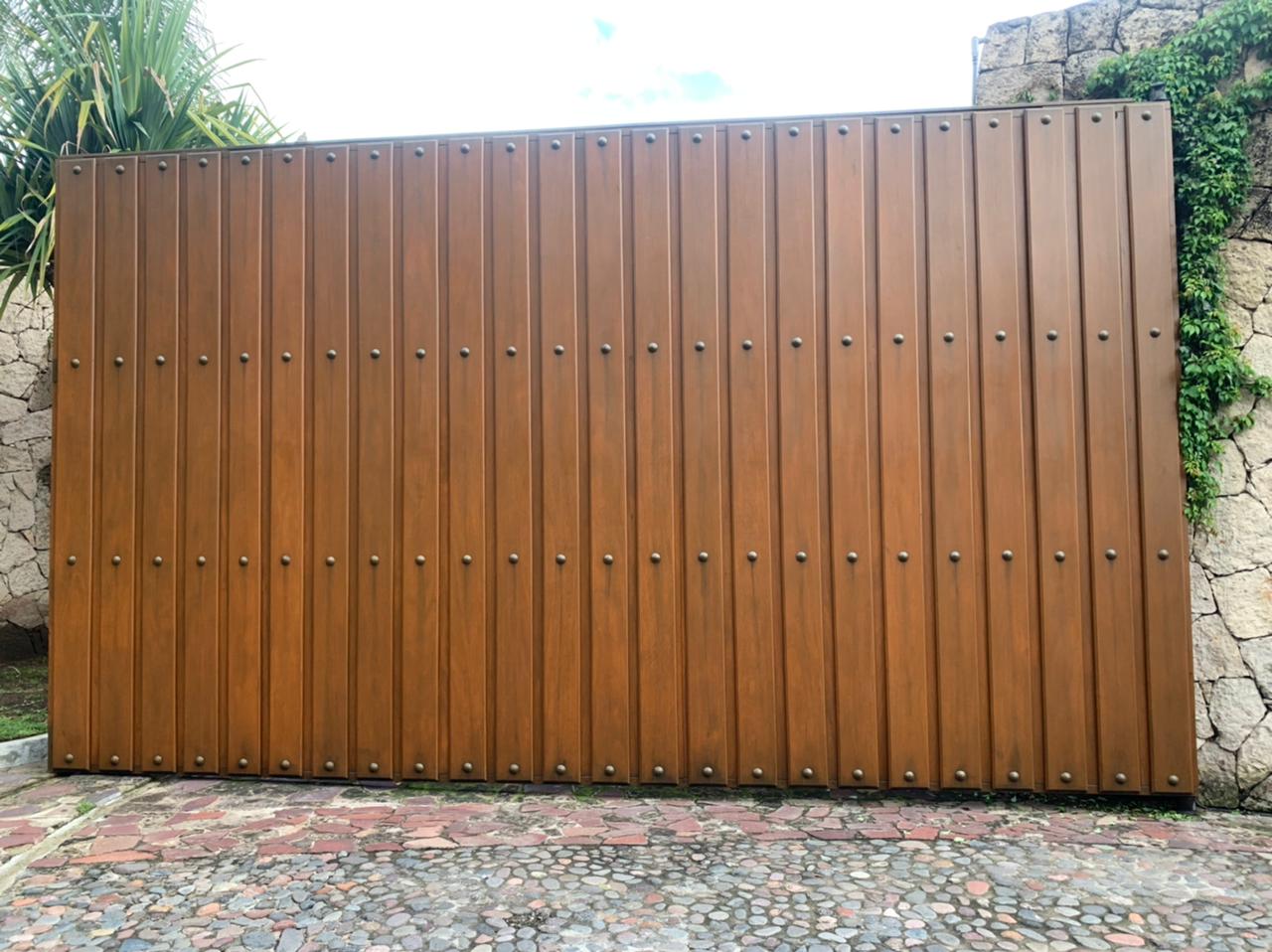 Portón de madera de tornillo sólida estilo clásico