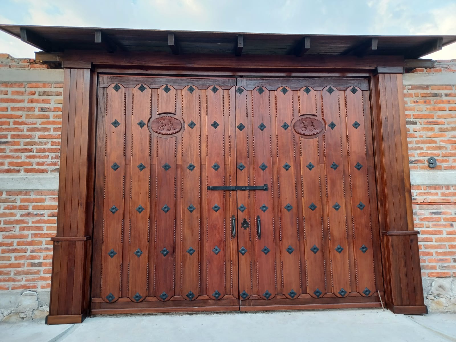 Portón rústico de madera con talla artesanal en Guadalajara