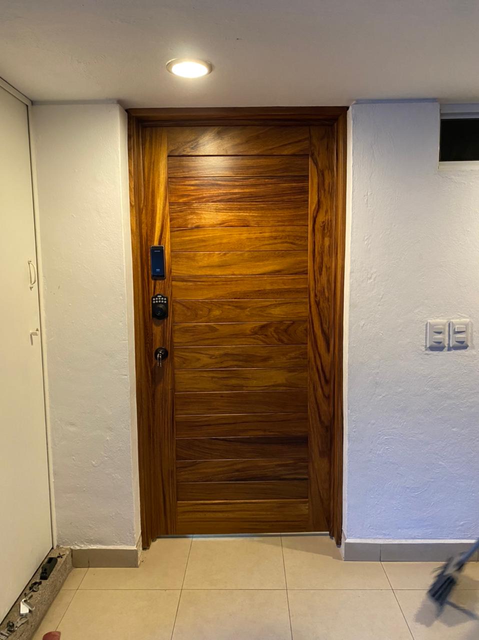 Puerta de patio en parota sólida en Guadalajara
