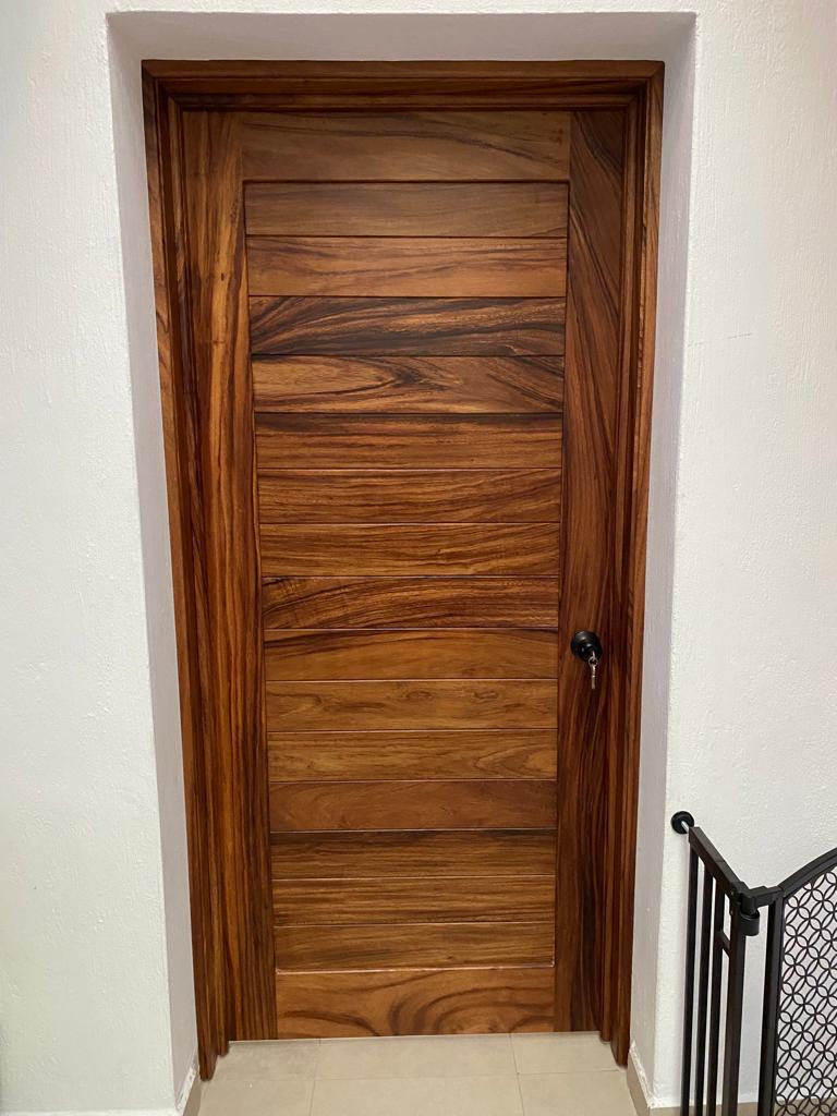 Puerta de interior de parota