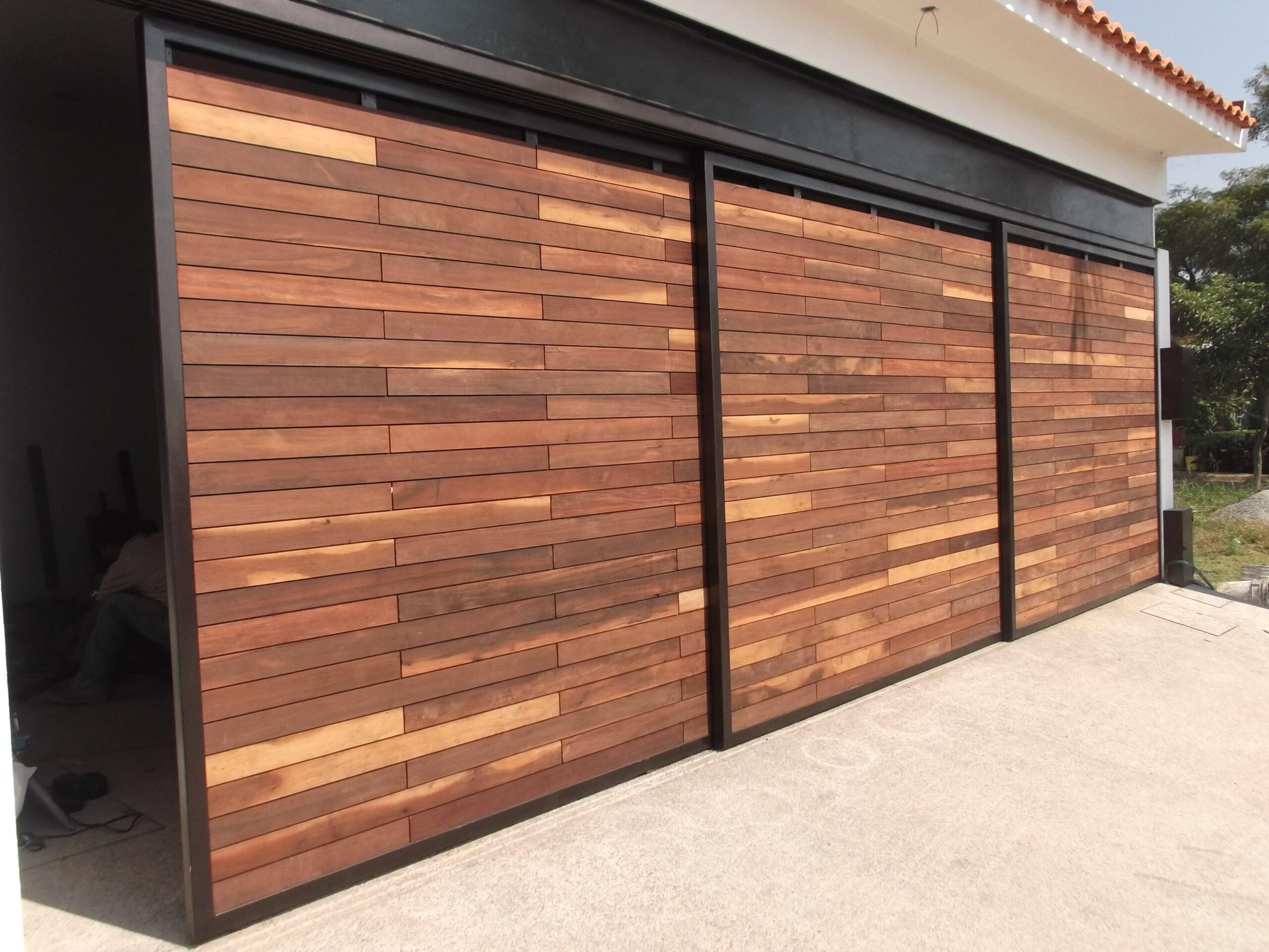 Portón de madera de parota