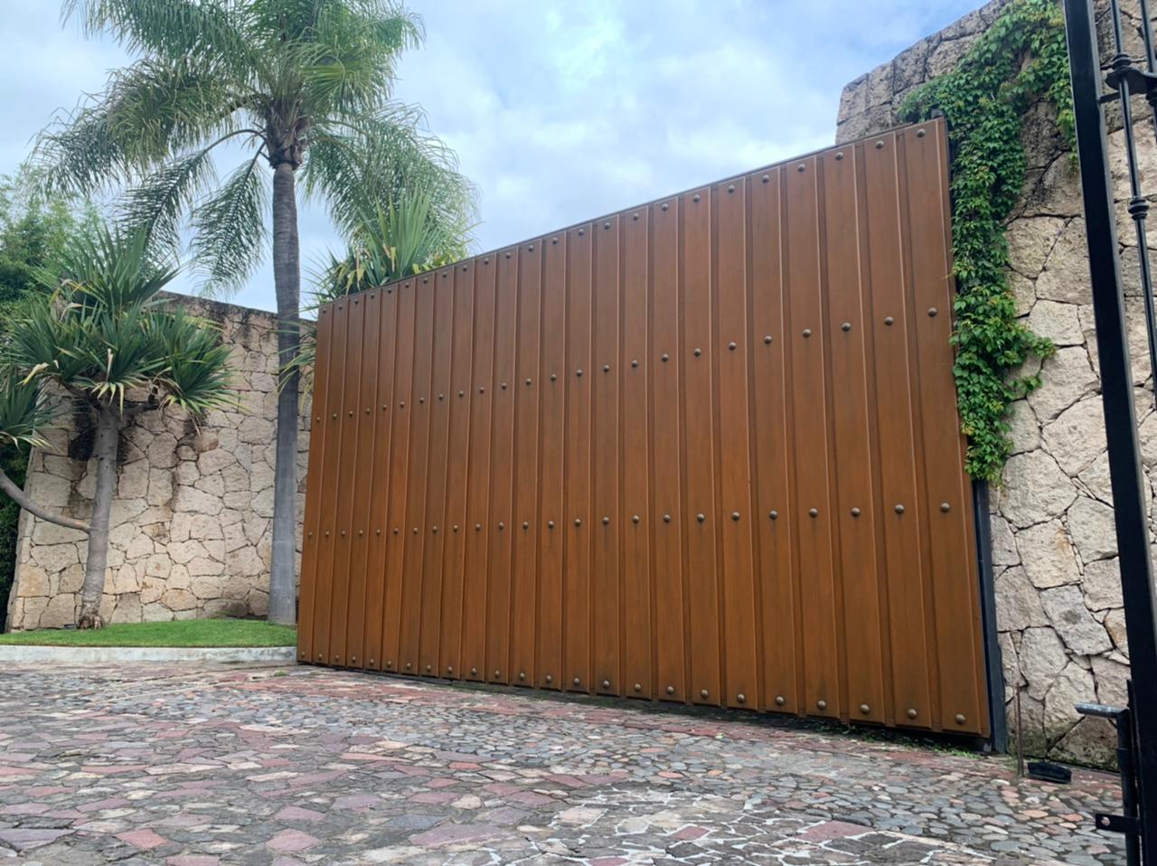 Portón de madera sólida estilo clásico 5m X 8m en Zapopan, Jalisco
