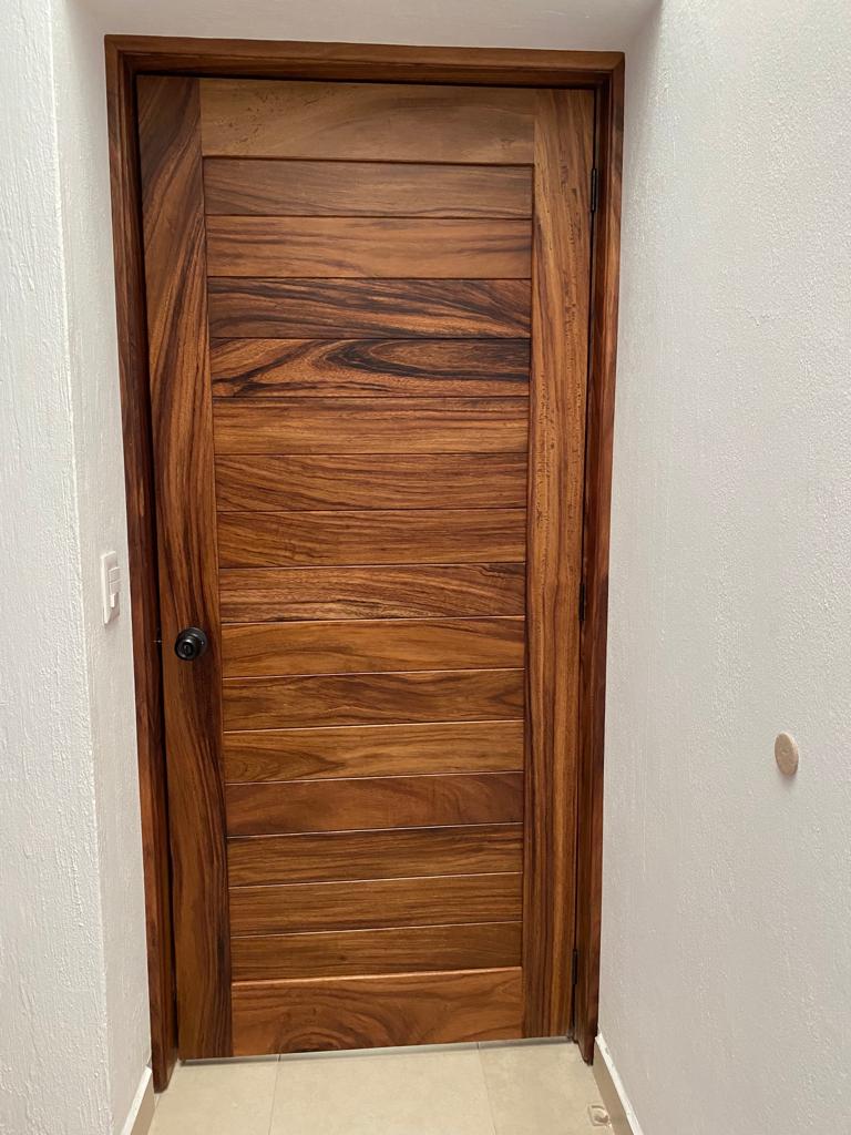 Puerta de interior de parota 2