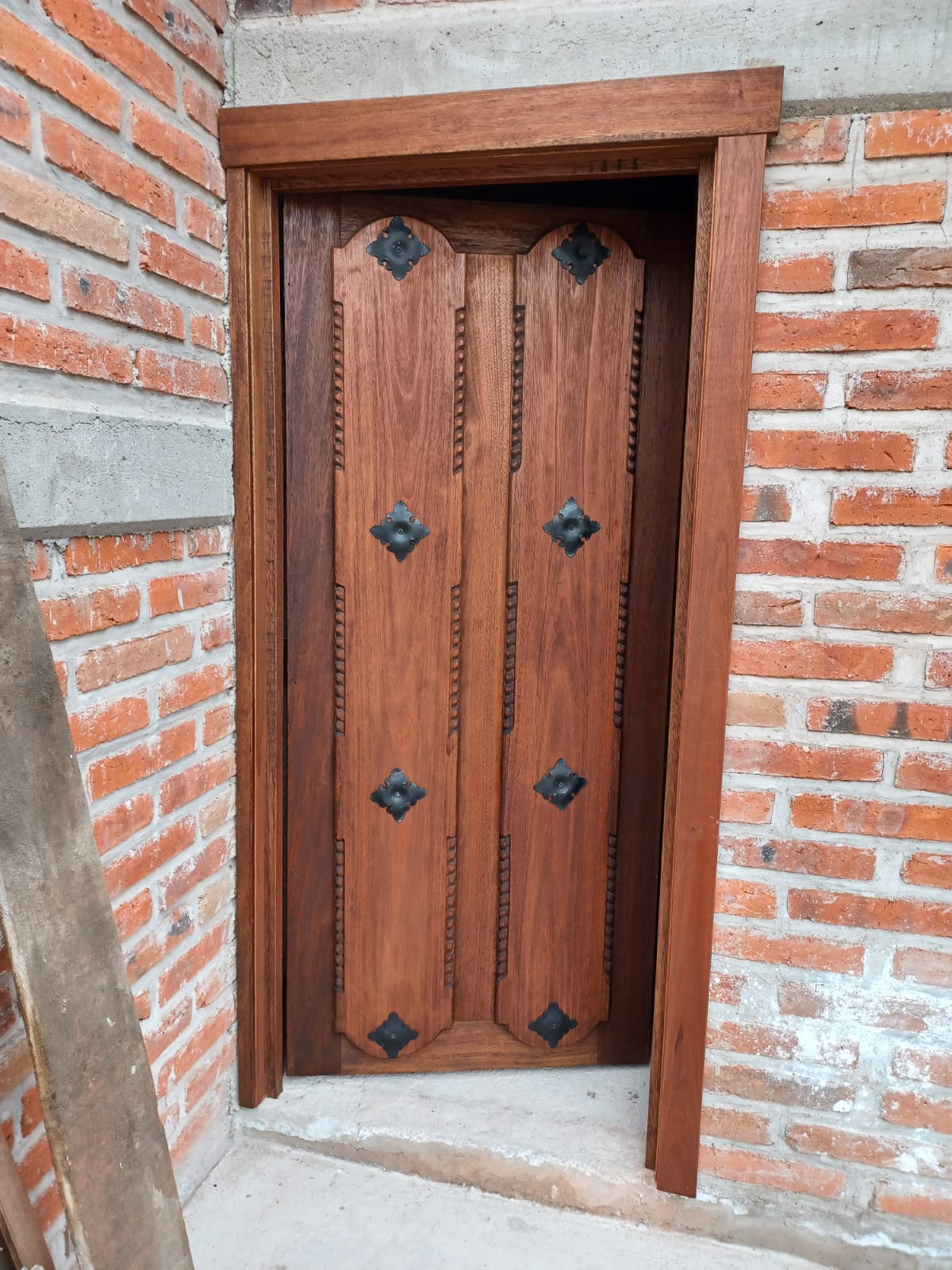 Puerta de madera sólida rústica con metal en forja en Guadalajara