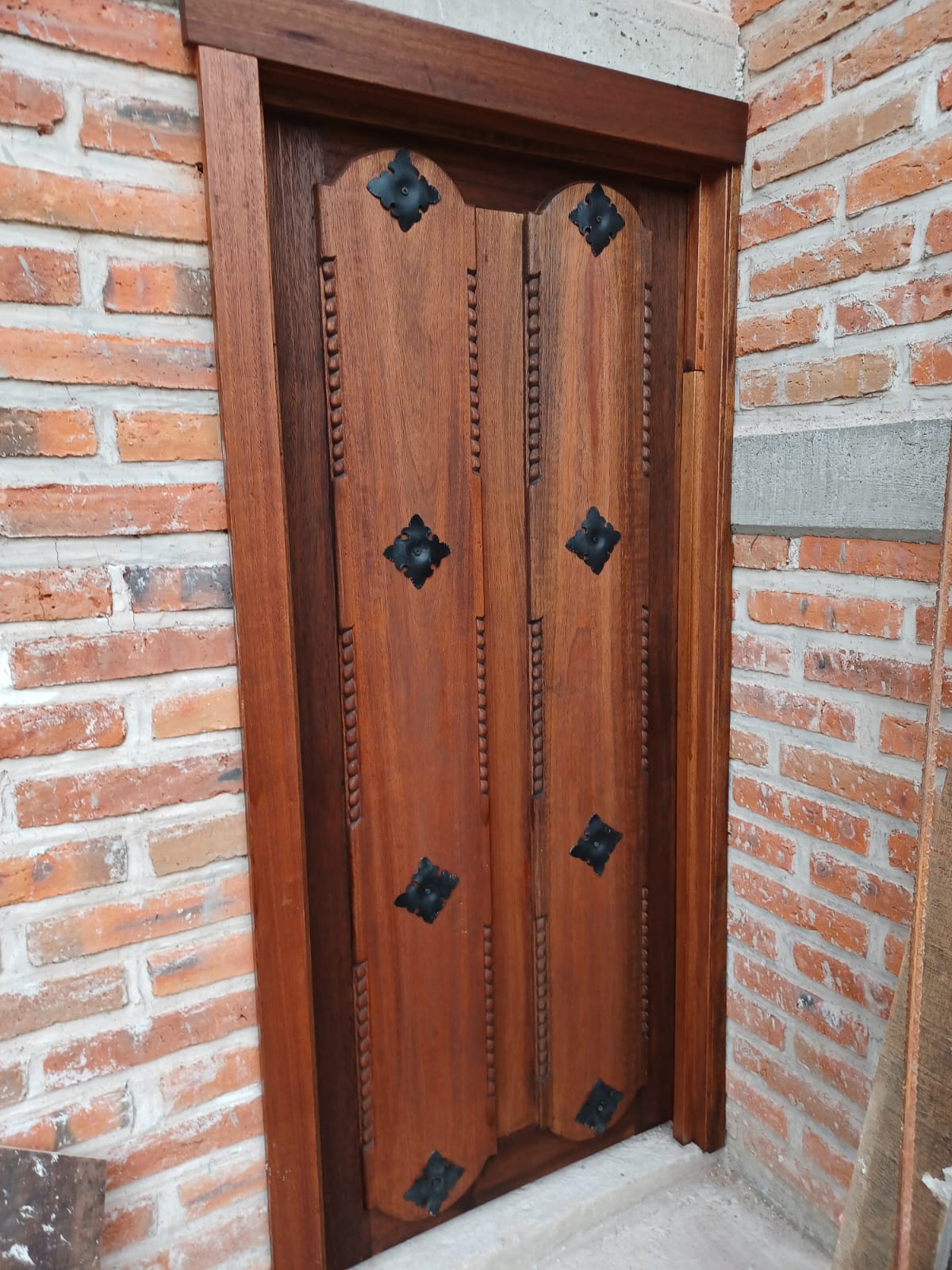 Puerta de madera sólida rústica con metal en forja