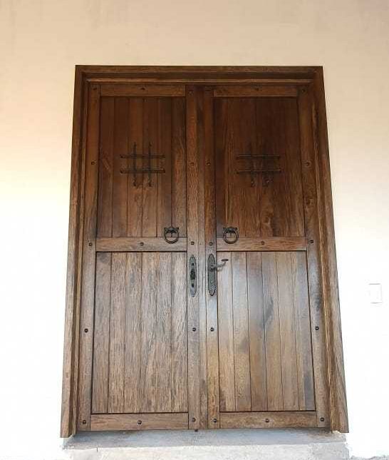 Puerta rosa morada