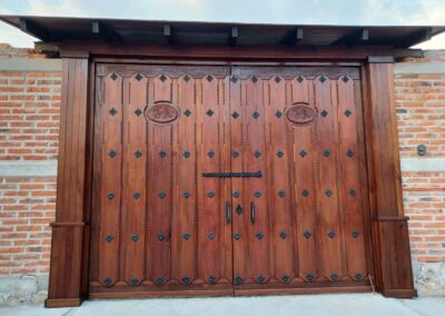 Porton rustico de madera con talla artesanal en guadalajara
