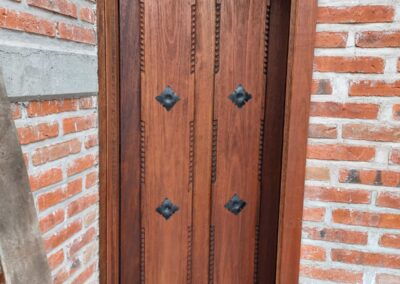 Puerta de madera solida rustica con metal en forja en guadalajara