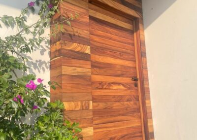 Puerta de parota con fachada 2