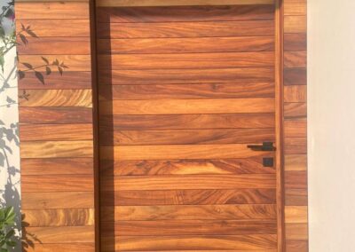 Puerta de parota con fachada