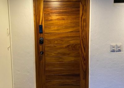 Puerta de patio en parota solida en guadalajara