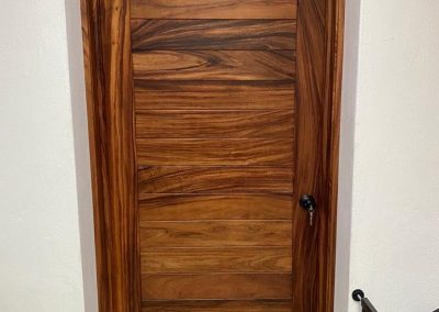 Puerta de interior de parota