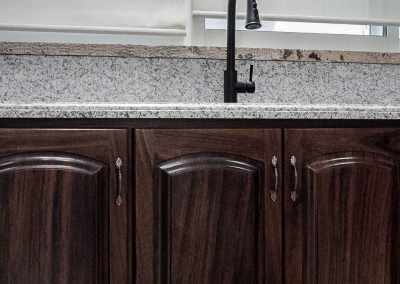 Pretil de cocina de madera con lavabo