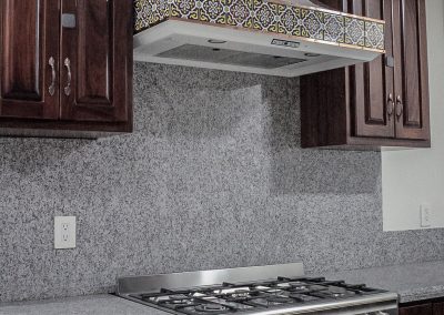 cocina integral con gabinetes de parota sólida