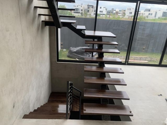Forro de escalones con madera de rosa morada de 2” de espesor con tinta nogal y terminado de resina de alto tráfico.#carpinteriafina #escalondemadera #maderasolida #escalonesforrados