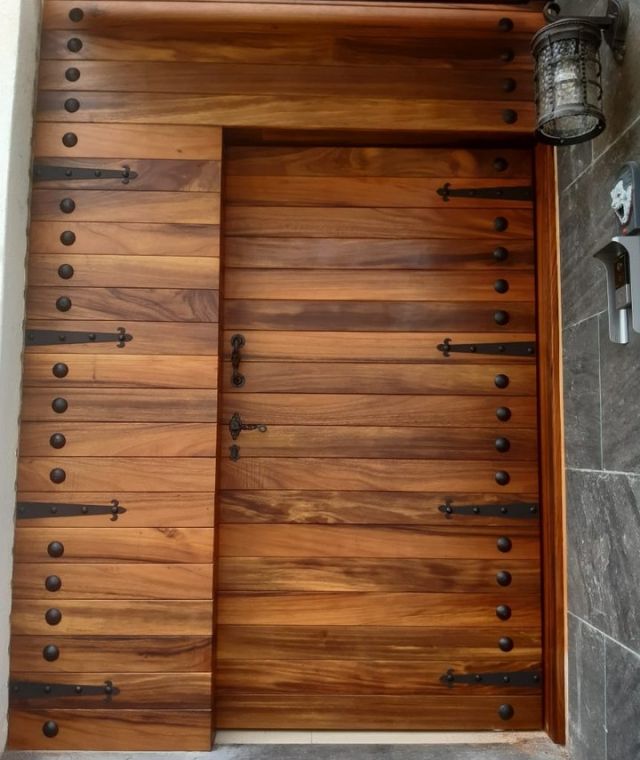 Puerta de Parota Rustica con Adornos de Metal en Forja-Estilo Rustico-Clavos de metal artesanales-Detalles en Forja-Madera de parota Sólida #puertadeparota #puertadeingreso #puertarustica #maderasolida #madera #puertademadera #carpinteriafina #carpinteria https://www.mueblesencino.com/puertas-y-portones-en-guadalajara/