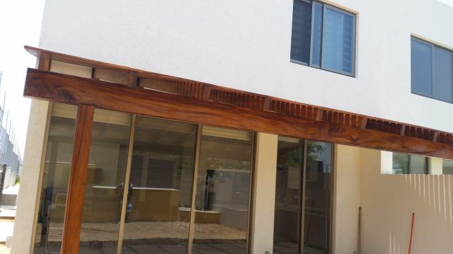 Pérgolas de 7metros de frente X 4 metros de fondo y  3metros de altura de madera de parota con terminación al aceite para exteriores.https://www.mueblesencino.com/carpinteria-para-exteriores/#pergola #pergolado #tejabandemadera #parota #carpinteriaparaexterior #carpinteria #carpinteriamoderna
