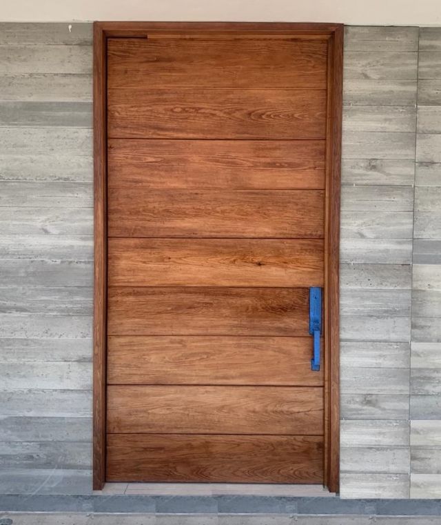 Puerta de Madera de Rosa Morada Sólida con tinta nogal clasico. #puertadeparota #puertadeingreso #maderasolida #madera #puertademadera #carpinteriamoderna #carpinteriafina https://www.mueblesencino.com/puertas-y-portones-en-guadalajara/