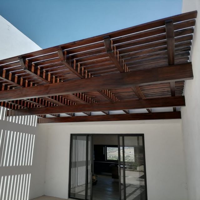 Pérgola de madera de Tornillo (madera sudamericana) con tinta color nogal y terminado en aceite especial para resisitir la intemperie. #pergola #pergolas #pergolado #pergolados #pergoladesign #pergolasdemadera https://www.mueblesencino.com/pergolas-y-decks-en-guadalajara/