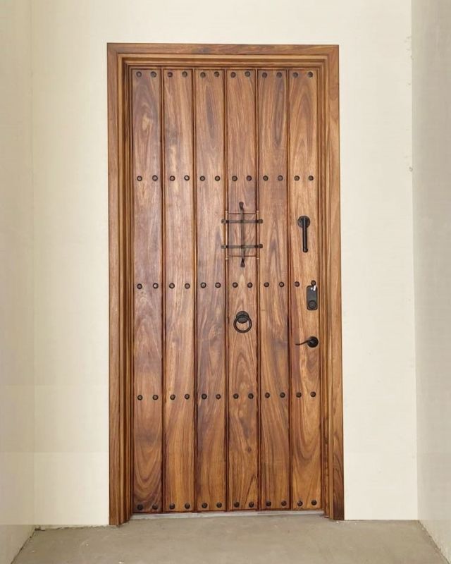 Puerta de Ingreso de Madera Sólida de Parota Estilo Rustico, con Herrajes Decorativos de Forja Artesanal en Las Aguilas, Zapopan, Jalisco.¡Envios a toda la republica!https://www.mueblesencino.com/puertas-y-portones-en-guadalajara/ #puertadeingreso #puertadeparota #puertarustica #maderasolida #puertademadera